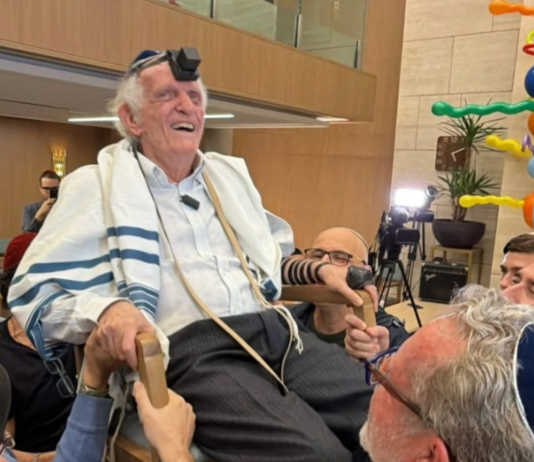Sobrevivente do Holocausto realiza Bar-Mitzvá aos 88 anos em cerimônia emocionante no BC Morumbi