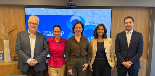 Memória, identidade e inclusão marcam visita de Silvia Abravanel na sede da Fisesp