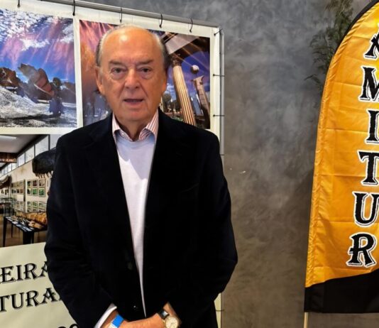 Marcos Arbaitman é homenageado durante celebração dos 25 anos da AmiTur