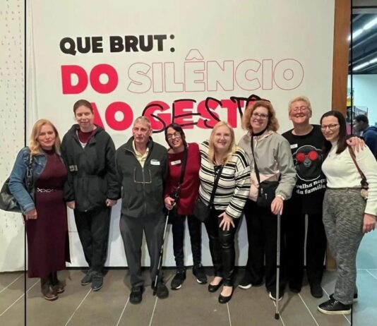 Arte, Inclusão e Expressão: Grupo Chaverim destaca-se na exposição “QUE Brut: do silêncio ao gesto”