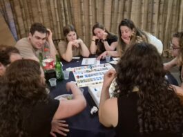 MOV reúne mais de 40 jovens em noite de jogos na sucá da CIP