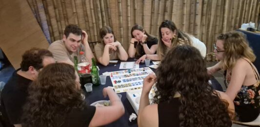 MOV reúne mais de 40 jovens em noite de jogos na sucá da CIP