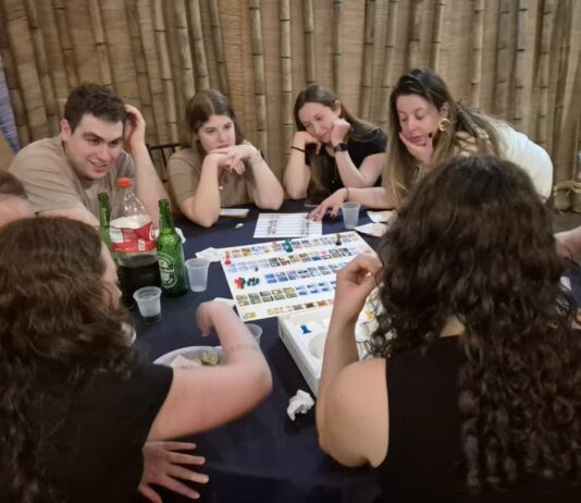MOV reúne mais de 40 jovens em noite de jogos na sucá da CIP